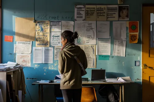 Symbolique des racines socio-économiques profondes des disparités entravant l'accès équitable au droit.