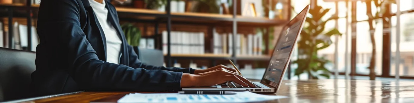 Une personne protégeant ses données numériques, symbolisant les droits individuels en ligne. Essentiel pour le journaliste.