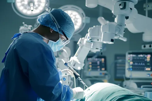 Un chirurgien expérimenté supervisant un robot effectuant une intervention, illustrant la précision et l'innovation médicale.