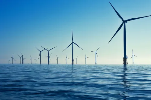 Éolienne offshore majestueuse en mer, illustrant les principes fondamentaux de cette énergie renouvelable.